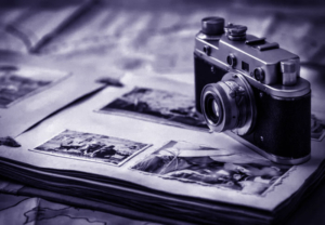 Fotoalbum sichten. Deine Erinnerungen sind der Stoff für dein Storytelling.